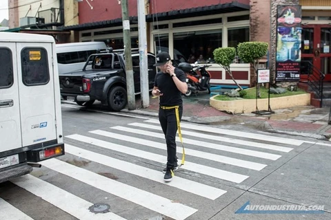 Promueven en ciudad filipina regulación contra el uso de celulares por los peatones