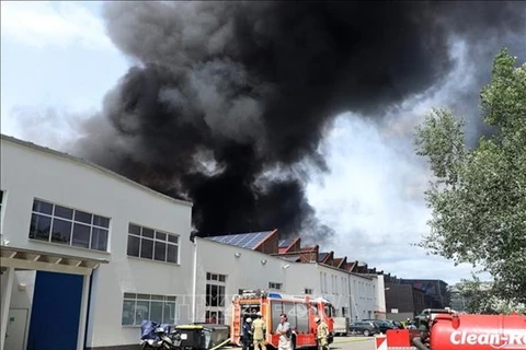 Destruye incendio almacenes de mercado vietnamita en Alemania