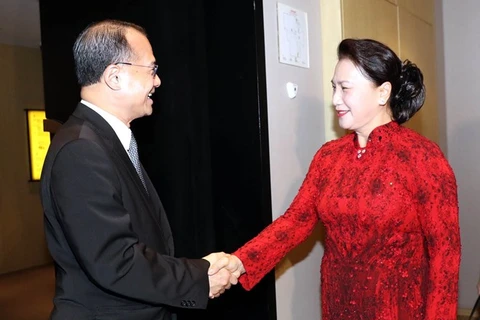 Presidenta de Asamblea Nacional de Vietnam se reúne con ejecutivos de empresas chinas