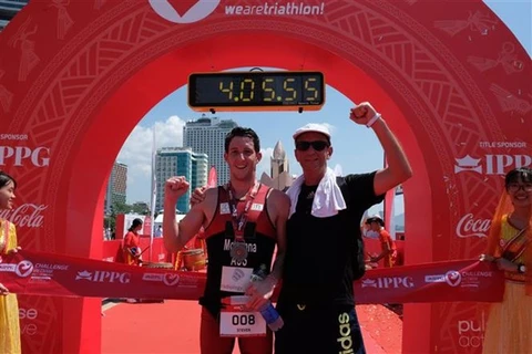 Atleta australiano triunfa en competencia de triatlón IPPGroup Challenge Vietnam