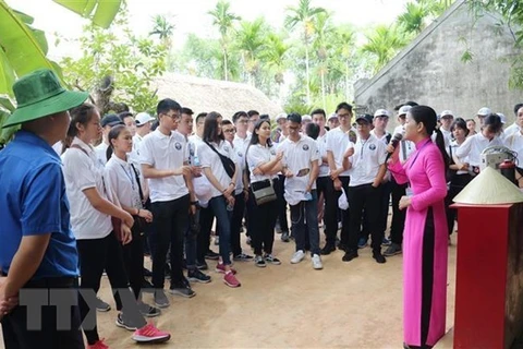 Jóvenes expatriados vietnamitas rinden homenaje al presidente Ho Chi Minh en Nghe An