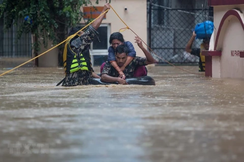 Salvan a turistas vietnamitas atascados por inundaciones en Nepal 