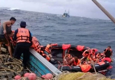 Mueren al menos dos personas tras naufragio en Indonesia