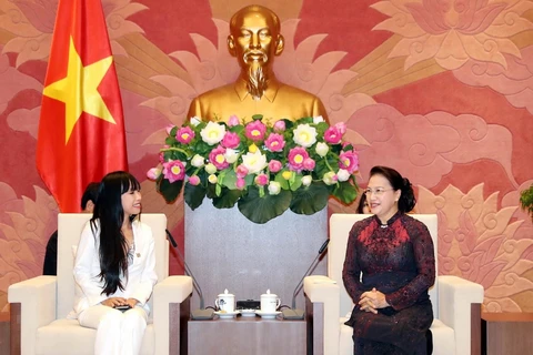 Valora presidenta del Parlamento de Vietnam nexos con Francia 