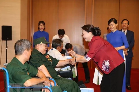 Máxima legisladora de Vietnam reitera atención especial a personas con méritos revolucionarios 