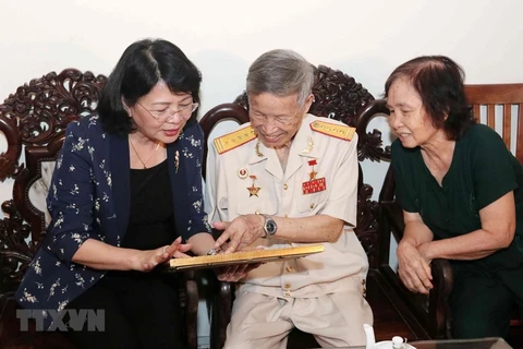 Destaca vicepresidenta vietnamita contribuciones de mártires