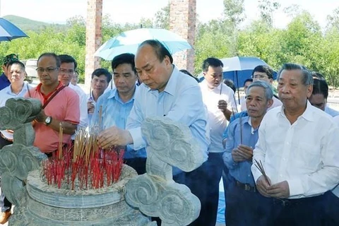 Rinde homenaje premier vietnamita a héroes y mártires en Quang Nam 