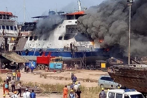 Un muerto y nueve heridos tras incendio en astillero de Indonesia