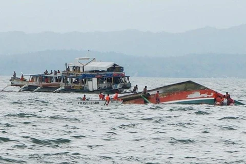 Al menos siete muertos en naufragio de embarcaciones en Filipinas
