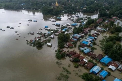 Decenas de miles de desplazados por inundaciones en Myanmar 