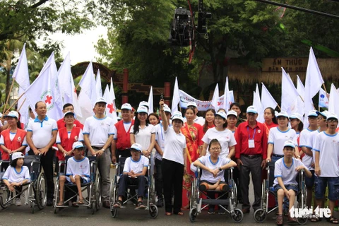 Cinco mil personas participan en una caminata en apoyo a víctimas de dioxina 