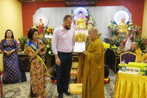 Festeja comunidad vietnamita en República Checa ceremonia budista de gratitud