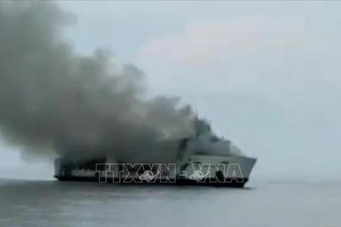Cuatro muertos y más de 30 desaparecidos tras incendio de ferry en Indonesia