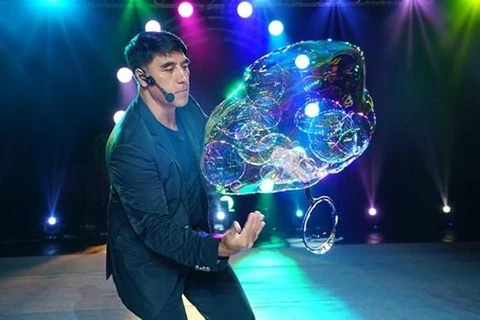 Regresa a Vietnam artista de burbujas Fan Yang con fascinantes espectáculos