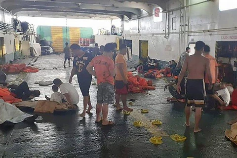 Al menos tres muertos y 69 desaparecidos tras incendiarse un ferry en Filipinas