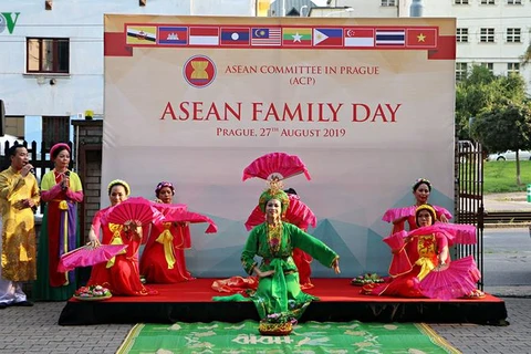 Efectúan Día de la Familia de la ASEAN en República Checa