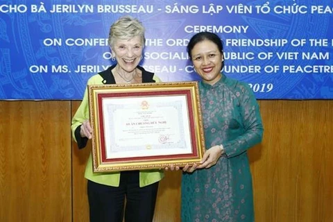 Entrega en Vietnam Orden de Amistad a activista estadounidense