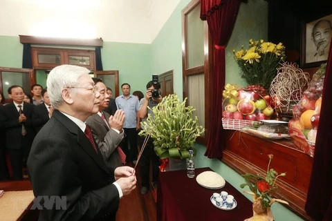 Máximo dirigente de Vietnam rinde tributo al Presidente Ho Chi Minh en ocasión de efemérides nacionales
