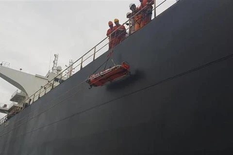 Rescatistas vietnamitas salvan a marino chino herido en mar 