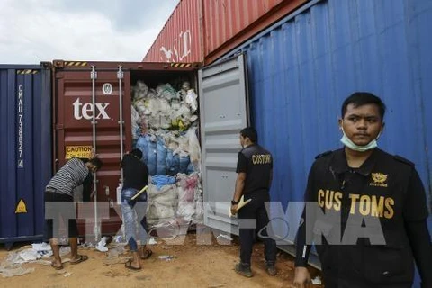 Devuelve Indonesia cientos de contenedores de basura