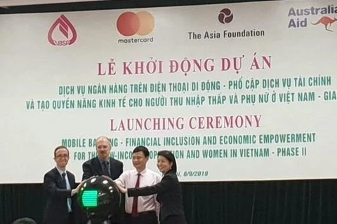 Banco vietnamita ofrecen servicio de banca móvil a favor de personas de bajos ingresos