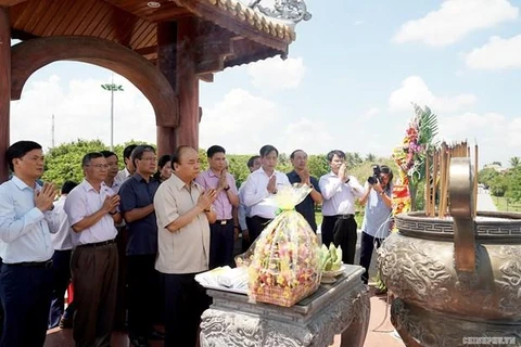 Premier vietnamita rinde homenaje póstumo a mártires en Quang Tri