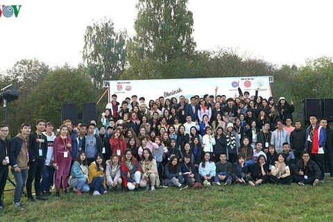 Participan estudiantes vietnamitas en Campamento de Verano en Rusia