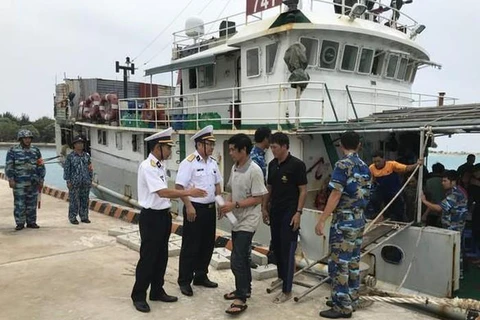 Rescatan a pescadores de buque encallado en Islas Spratly de Vietnam