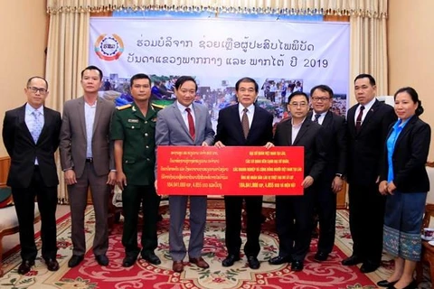 Apoyan vietnamitas residentes en Laos a afectados por desastres naturales