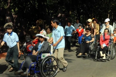 Ofrece organización estadounidense sillas de ruedas a discapacitados en provincia vietnamita 
