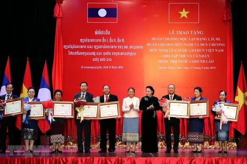 Vietnam honra al personal del Parlamento laosiano por aportes a lazos bilaterales