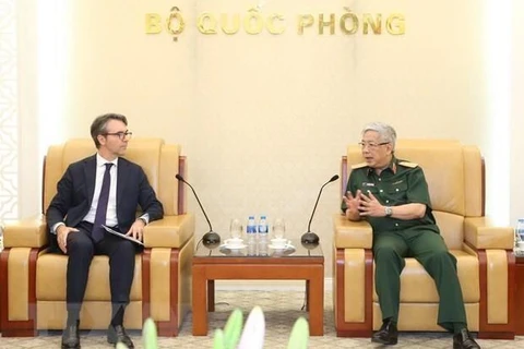 El viceministro vietnamita de Defensa, coronel general Nguyen Chi Vinh, (D) y el embajador Giorgio Aliberti, jefe de la misión de la UE en Vietnam