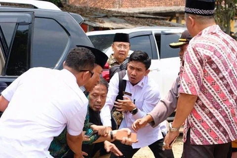 Indican en Indonesia relación con el EI de los responsables de atentado contra ministro 