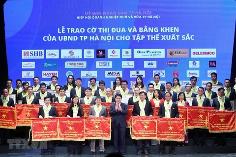 Honran a empresarios con grandes aportes al progreso de Hanoi