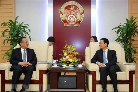 El subjefe de la Comisión de Propaganda y Educación del Partido Comunista de Vietnam y ministro de Información y Comunicaciones, Nguyen Manh Hung, recibe al vicepresidente de Xinhua, Zhang Sutang