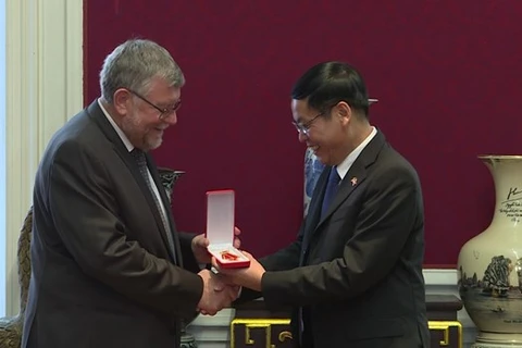 Otorgan Medalla de la Amistad a la Asociación de Bélgica-Vietnam