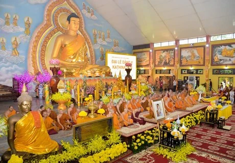 Efectúan en Hanoi ceremonia budista Kathina con donaciones del rey tailandés