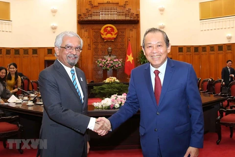 El viceprimer ministro permanente de Vietnam, Truong Hoa Binh (D), y el coordinador residente de la ONU en el país, Kamal Malhotra (I)