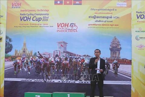Ciclistas pedalean a través de tres países indochinos