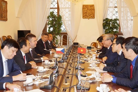 Impulsan relaciones de amistad y cooperación entre Vietnam y República Checa 