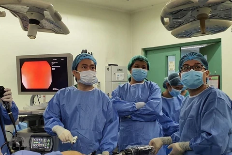 Contribuye médico vietnamita al éxito de cirugía asistida por robots en Filipinas
