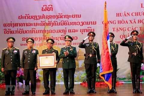 Honra Vietnam a oficiales y colectivos del Ejército Popular de Laos