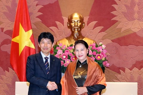 La presidenta de la Asamblea Nacional de Vietnam, Nguyen Thi Kim Ngan, y el gobernador de Gunma, Ichita Yamamoto