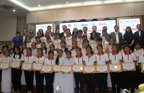 Empresa tailandesa concede becas a estudiantes vietnamitas necesitados
