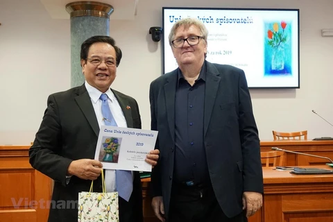 Gran diccionario checo-vietnamita recibe premio de Literatura de Praga