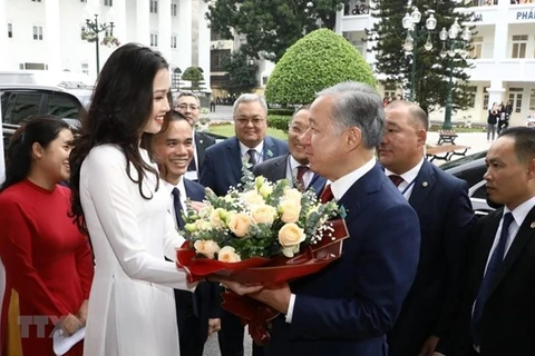 Presidente de la Cámara Baja de Kazajstán visita Universidad de Hanoi