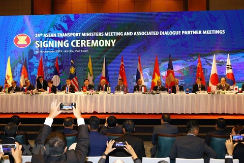 Firman en Vietnam documentos de cooperación en transporte en ASEAN 