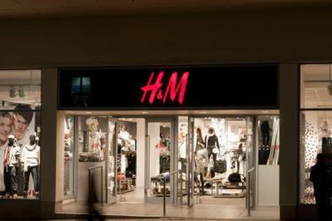 Marca de moda sueca H&M considera reducción de operaciones en Camboya