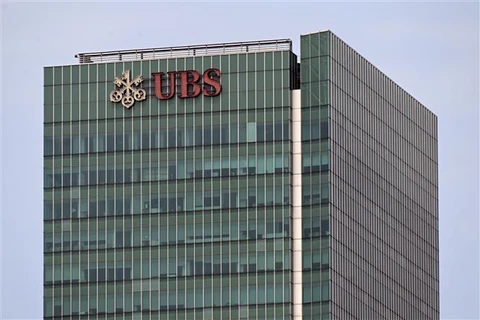 Multa Singapur al gigante bancario suizo UBS por operaciones engañosas