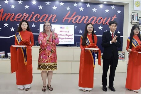 Inauguran proyecto estadounidense de aprendizaje interactivo en provincia vietnamita de An Giang